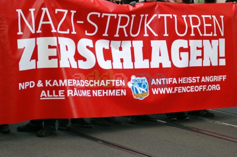 Transparent "Nazistrukturen zerschlagen!"