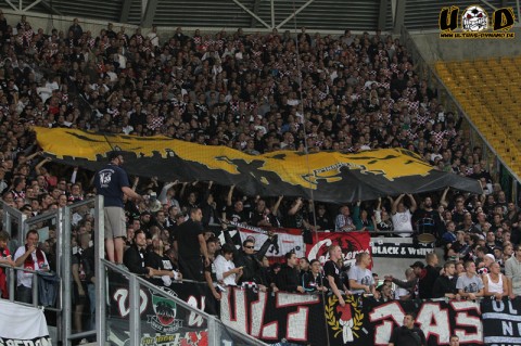 Fahne der Frankfurter Fans mit der Aufschrift: "Bomben auf Dynamo"