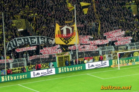 "Ausreiseantrag? Abgelehnt!" Choreographie der Borussia Fans beim Pokalspiel (Quelle: bultras.net)