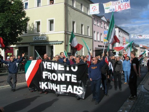 Veneto Fronte Skinheads beim Rudolf-Hess-Trauermarsch 2004 in Wunsiedel