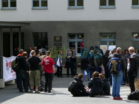 Protestkundgebung vor dem Dresdner Verwaltungsgericht im April 2012