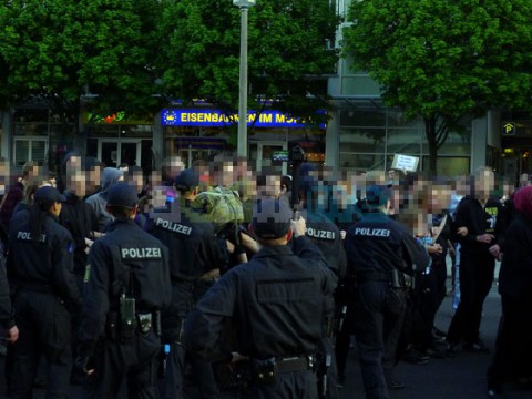 Weit über 100 Menschen versuchten die Abschiebung einer jungen Roma Frau zu verhindern