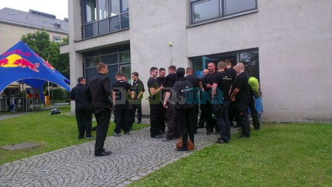 Einrasierter Scheitel und Anzüge: Rechte Schläger als Sicherheitskräfte bei der Campusparty der TU Dresden