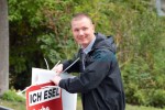 Jens Baur (NPD-KV Dresden) beim Abbau der Plakate