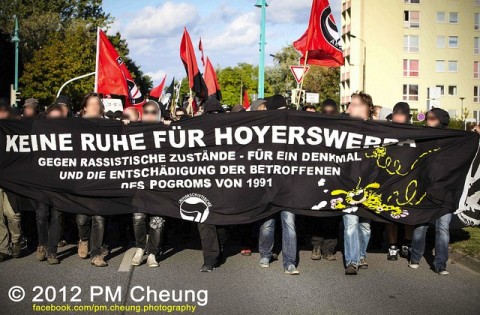 Demonstration gegen das Vergessen im September 2012 in Hoyerswerda (Quelle: flickr.com/photos/pm_cheung/)