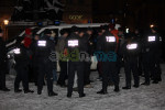 Trauernde Take That Fans werden von der Polizei kontrolliert