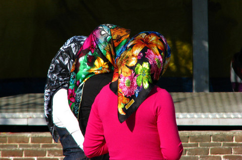Ein Kopftuch wird zur Zielscheibe des Hasses (Quelle: flickr.com/photos/mulazimoglu/)