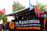 Nein zu Rassismus in Politik, Alltag und Institutionen! (Quelle: flickr.com/photos/strassenstriche/)