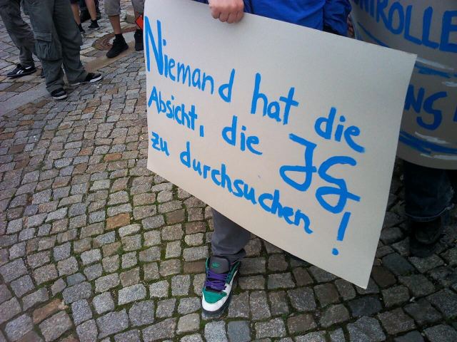 Protestschild: "Niemand hat die Absicht, die JG zu durchsuchen!"