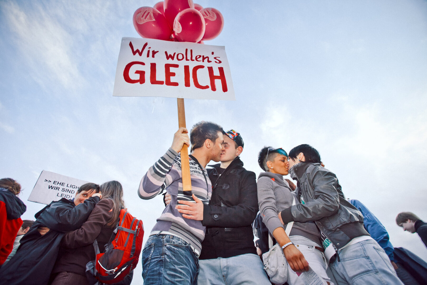 Öffentliches "Kiss-In" vorm sächsischen Landtag (Quelle: Initiative "2 gleich 2")