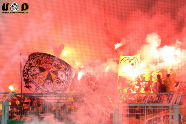 Pyrotechnik beim DFB Pokalspiel gegen Borussia Dortmund