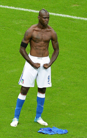 Mario Balotelli nach dem entscheidenen Tor gegen Deutschland (Quelle: flickr.com/photos/81811895@N04/7494676776)