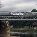 Spruchband-Aktion am Vorabend des Brandanschlags (Quelle: Facebook)