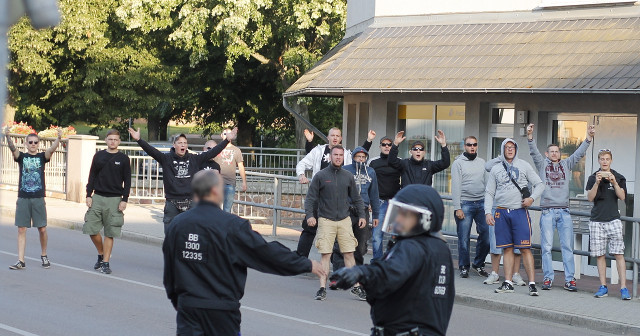 Steven „West“ (dritte Person von rechts) beim versuchten Angriff auf eine antifaschistische Demonstration in Freital (Quelle: flickr.com/photos/lukasbeyer/20073776990)