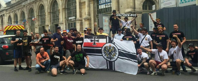 Nazis bei der Fußballeuropameisterschaft in Lille 2016: Paul Oehme (rechts unten an der Fahne), Felix Richter (zweiter von rechts, weißes Shirt)