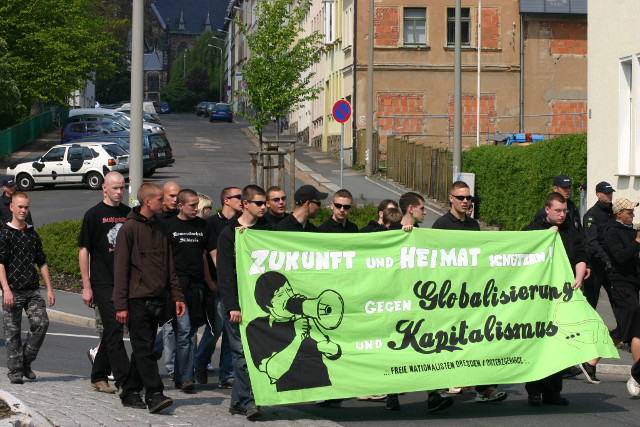 Naziaufmarsch am 01. Mai 2009 in Freiberg, die zweite Person von rechts am Transparent: Frederic Pöthig