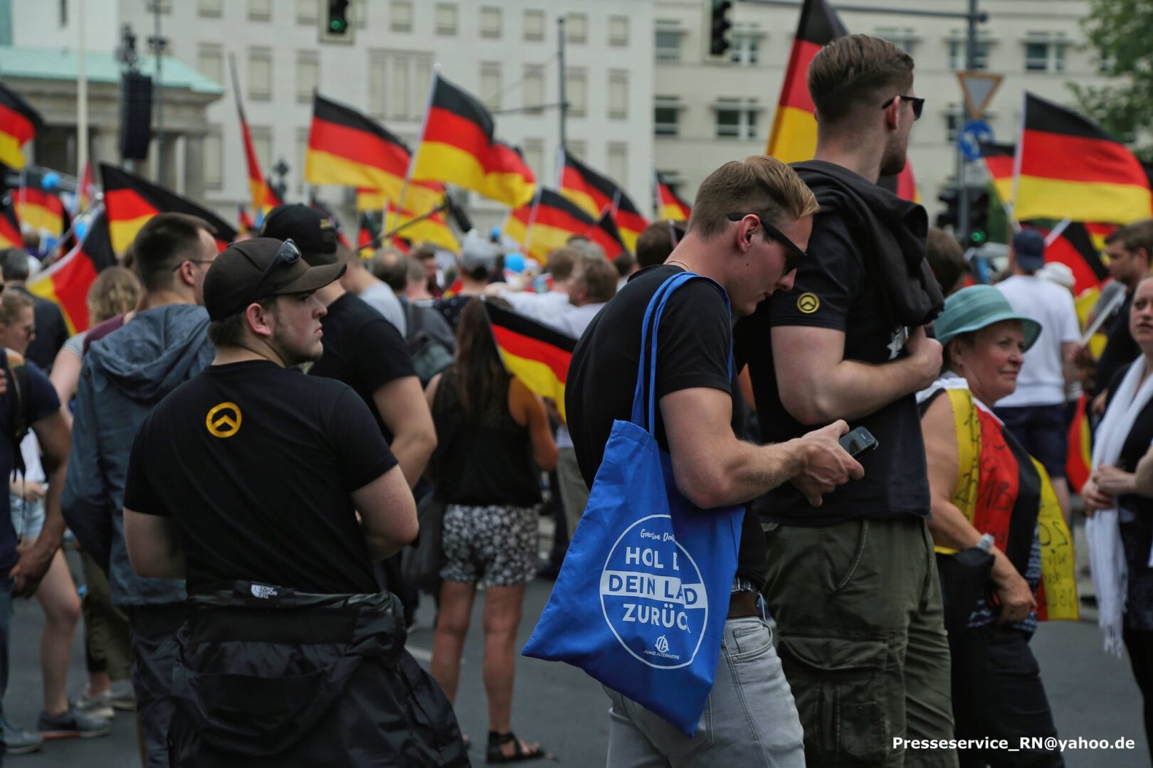 Toni Schneider und Paul Neumann auf einer AfD Demonstration am 27.Mai.2018 in Berlin, links im Bild Ricardo Knöfel (IB Dresden)