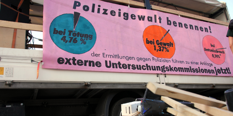 Transparent mit der Aufrschrit "Polizeigewalt benennen"