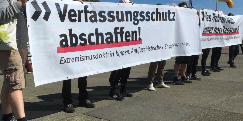 Transparent mit der Aufschrit "Verfassungsschutz abschaffen, Extremismusdoktrin kippen, Antifaschistisches Engagement stärken."