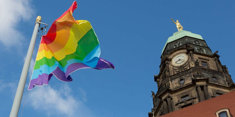 Vor dem Rathaus Dresden weht die Regenbogenflagge im Wind