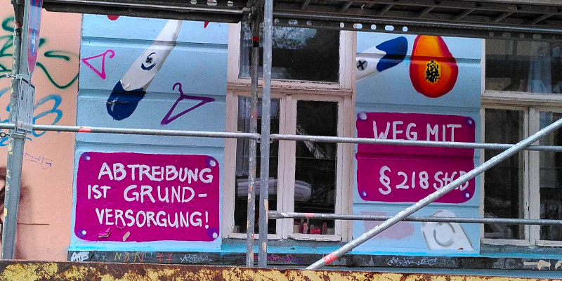 Grafitti auf Hauswand: "Weg mit § 218"