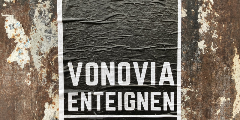 Schwarzes Plakat auf rostigen, braunen Untergrund, die Aufschrift: Vonovia enteignen.