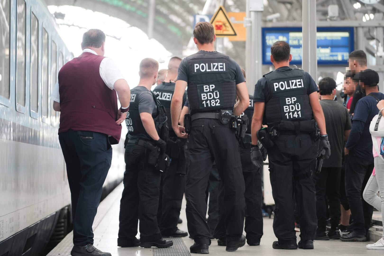 Hauptbahnhof Dresden: Polizeibeamte kontrollieren Personen am Bahnsteig.