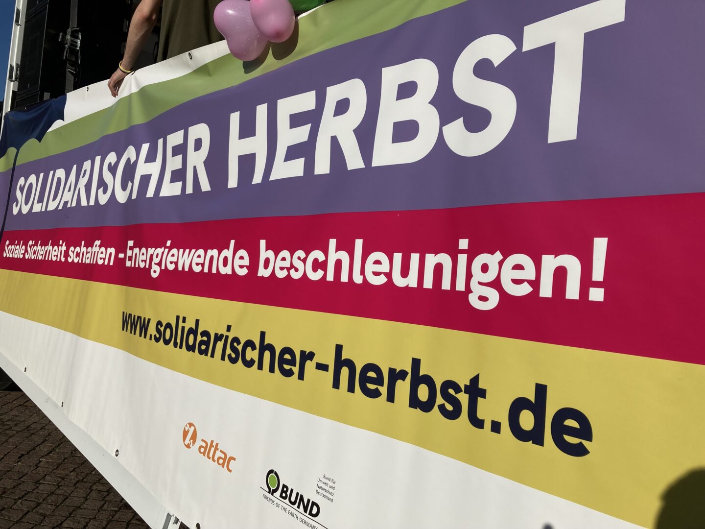 Transparent mit der Aufschrift "Solidarischer Herbst - Soziale Sicherheit schaffen, Energiewende beschleunigen!"