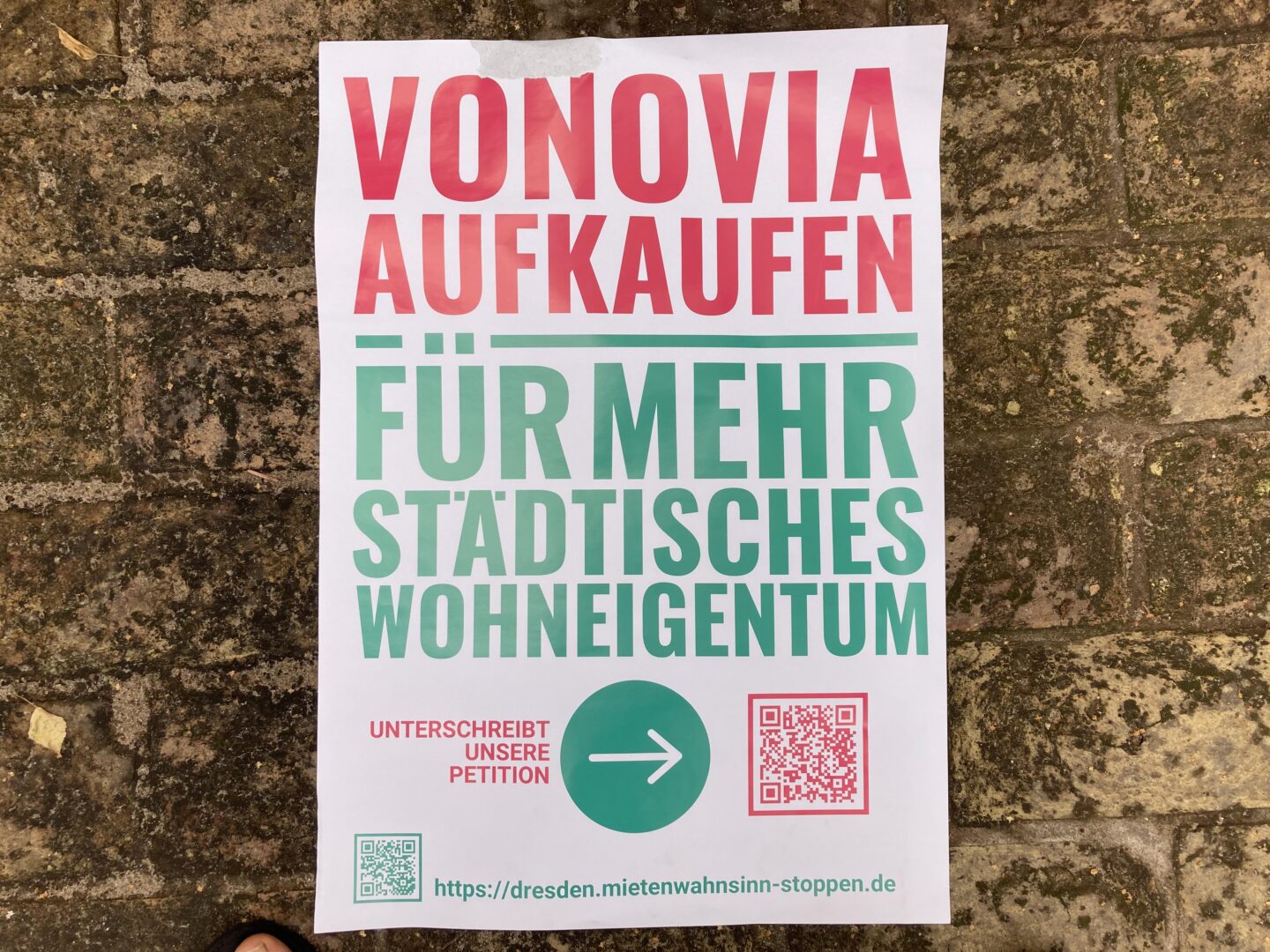 Plakat an Wand. Aufschrift: Vonovia aufkaufen. Für mehr städtisches Wohneigentum.