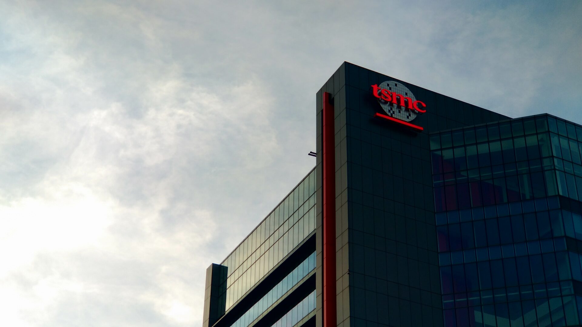 Industriegebäude mit dem roten Logo der Firma TSMC in Taichung, Taiwan.
