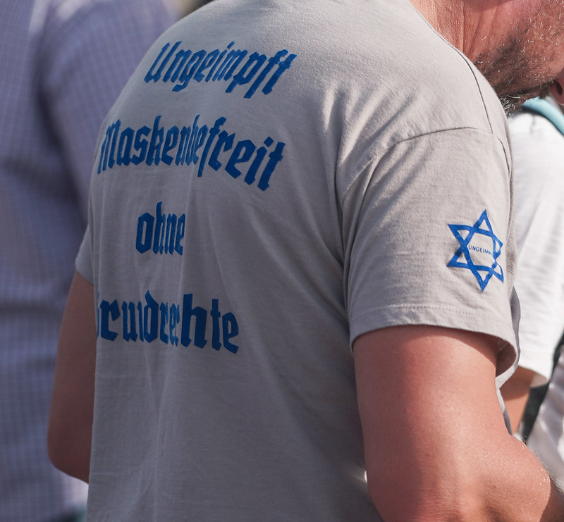 Ein Teilnehmer einer Demonstration gegen die Coronamaßnahmen am 18. Juni 2022 trägt ein antisemitisches Nikki. Im Davidsstern auf dem Ärmel steht klein "ungeimpft". 