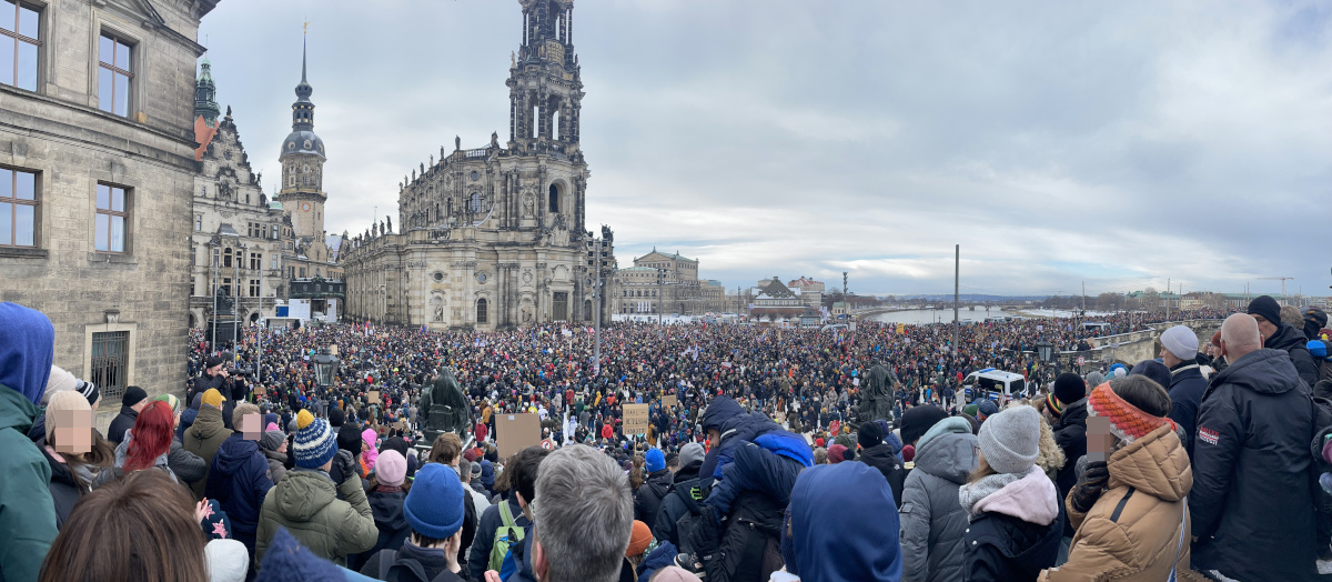 Blick von der Brühlschen Terrasse in Dresden auf den Schlossplatz: Der Platz ist gefüllt mit tausenden Menschen, die an der Demonstration unter dem Motto "Zusammen gegen rechts" teilnehmen,
