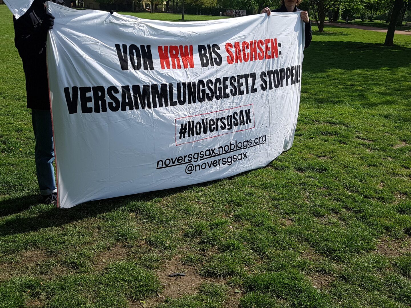 Transparent auf der Demonstration gegen das neue Versammlungsgesetz mit der Aufschrift: "Von NRW bis Sachsen Versammlungsgesetz stoppen!"