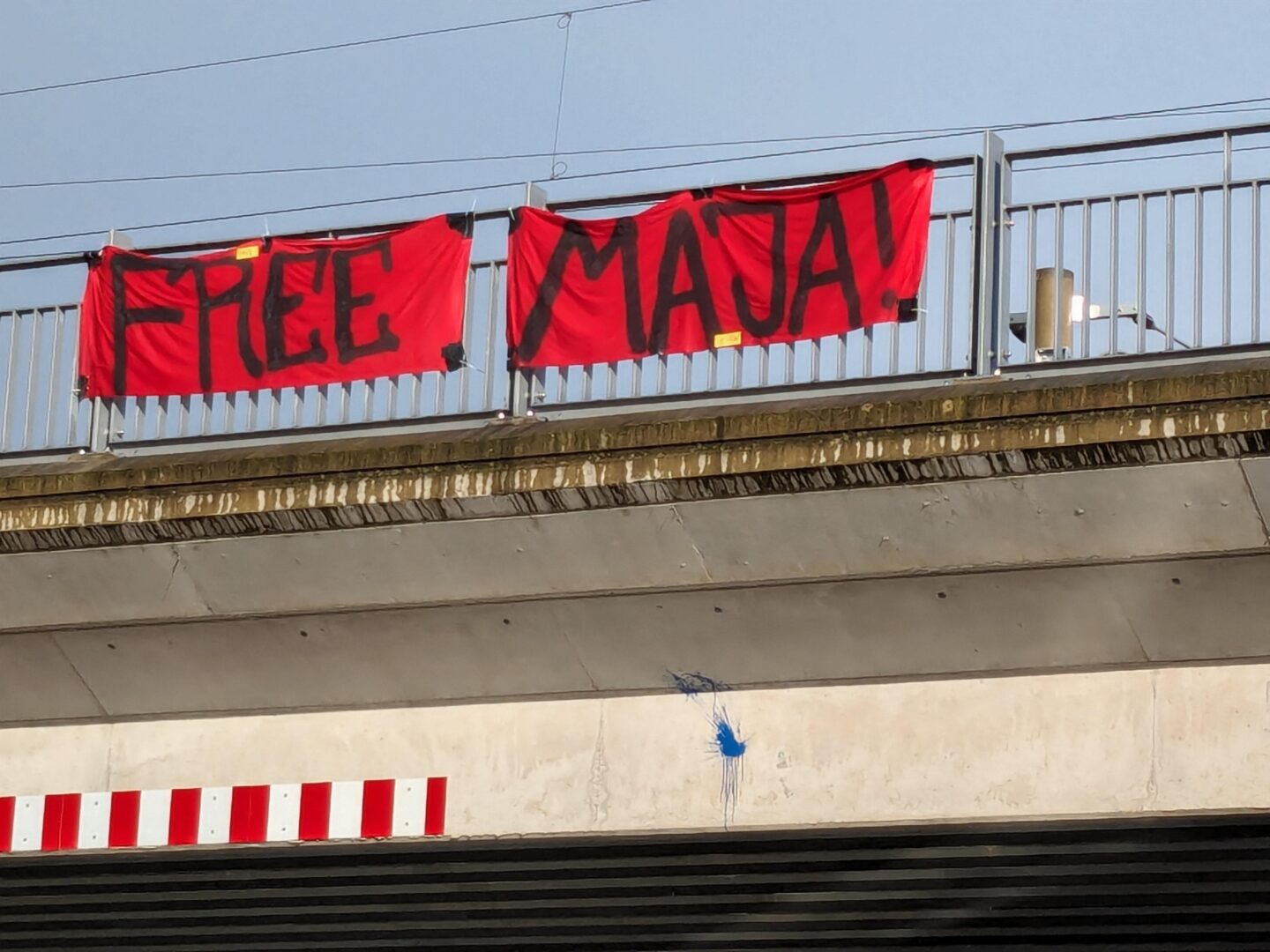 Free Maja steht auf einem Transparent an einer Brücke in Dresden